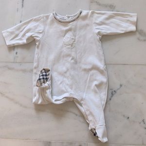 Burberry footed onesie. Clasp closure. 6m/68cm